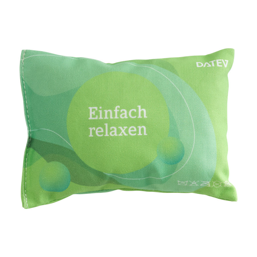 Grünes Anti-Stress-Kissen mit DATEV-Logo und der Aufschrift "Einfach relaxen"