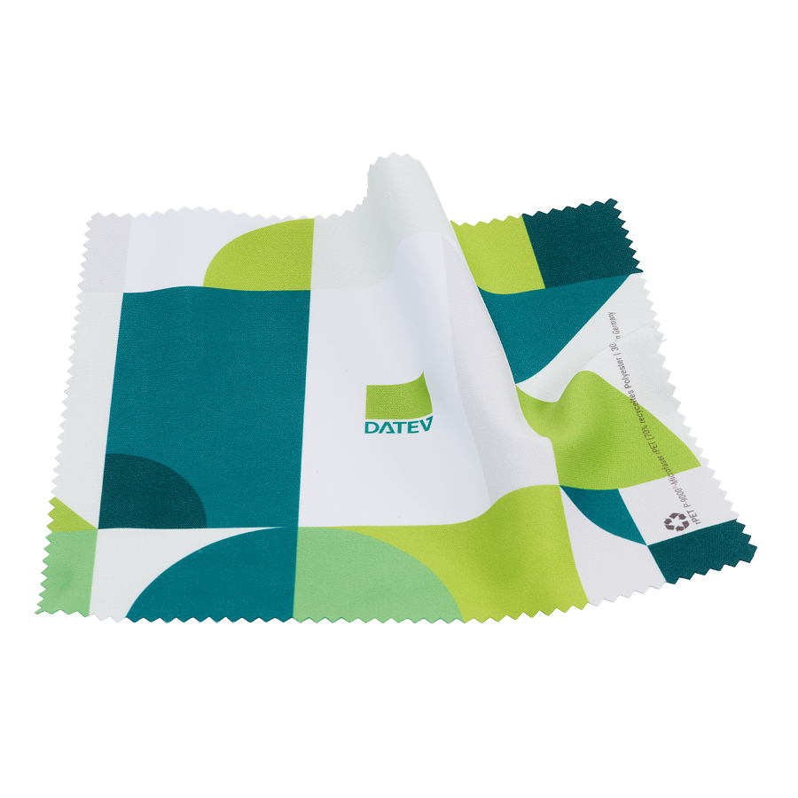 Mikrofasertuch mit geometrischen Mustern in dunklen und hellen Grüntönen mit DATEV-Logo