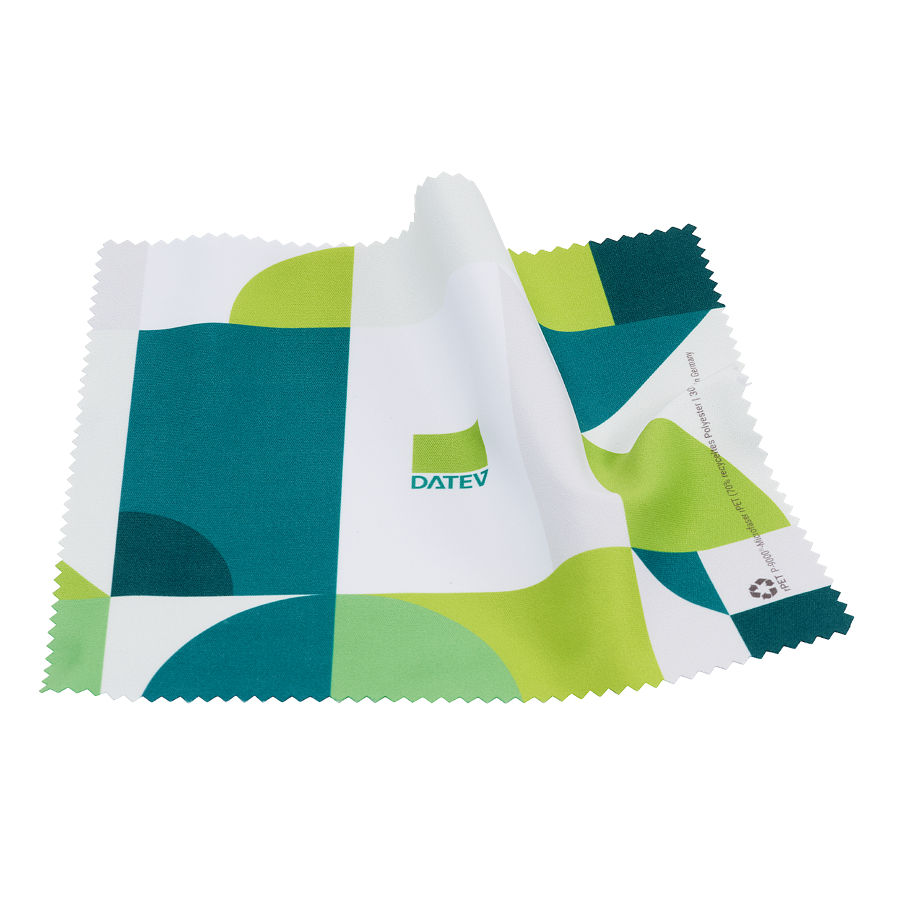 Mikrofasertuch mit geometrischen Mustern in dunklen und hellen Grüntönen mit DATEV-Logo