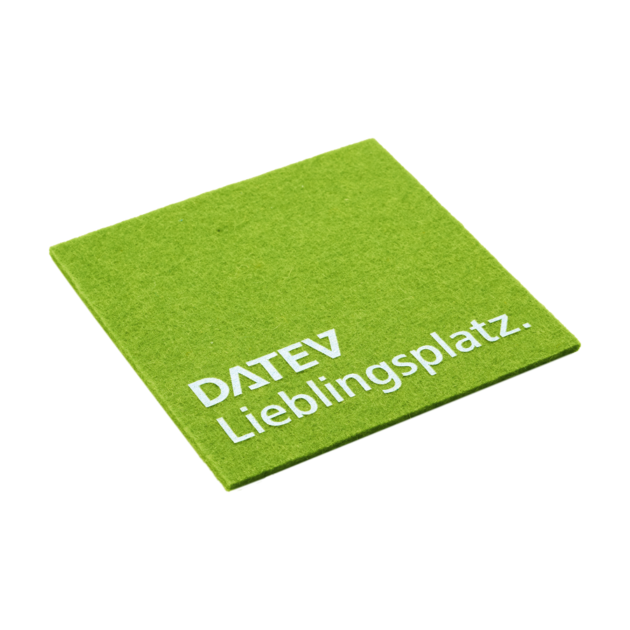 Quadratischer Untersetzer aus hellgrünem Filz mit weißem DATEV-Logo und Aufdruck "Lieblingsplatz"