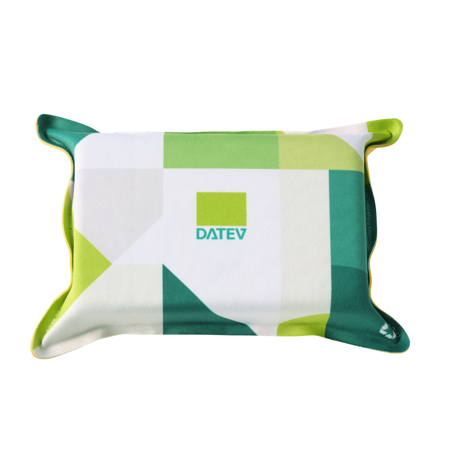 Autoschwamm mit weiß-grünen geometrischem Mustern mit DATEV-Logo