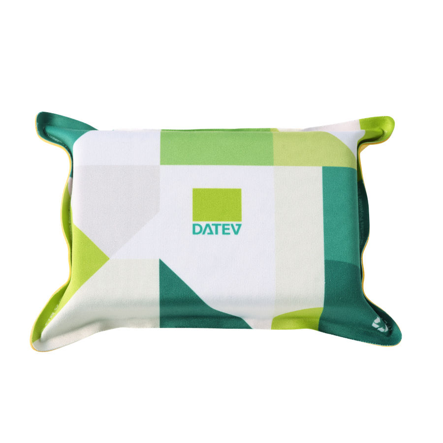 Autoschwamm mit weiß-grünen geometrischem Mustern mit DATEV-Logo