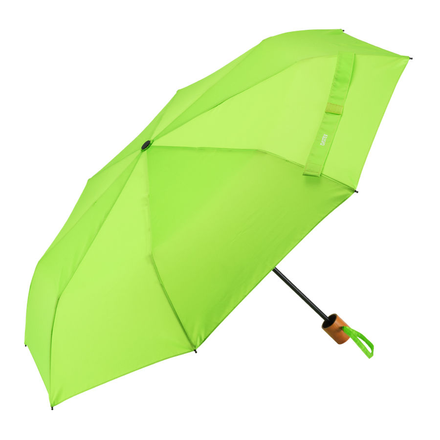 Geöffneter, grüner Regenschirm mit Holzgriff und DATEV-Logo auf dem Schließband
