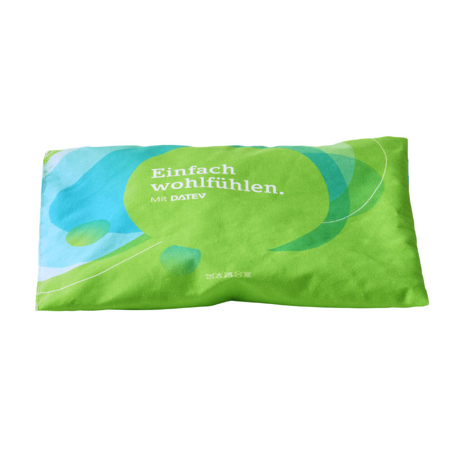 DATEV-Kirschkernkissen mit der Aufschrift "Einfach wohlfühlen. Mit DATEV" und einem Muster aus grünen und blauen Kreisen