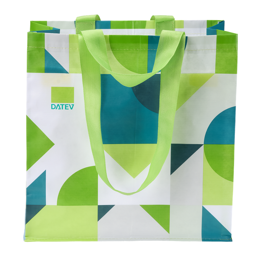 Tragetasche mit geometrischen Mustern in dunklen und hellen Grüntönen mit DATEV-Logo