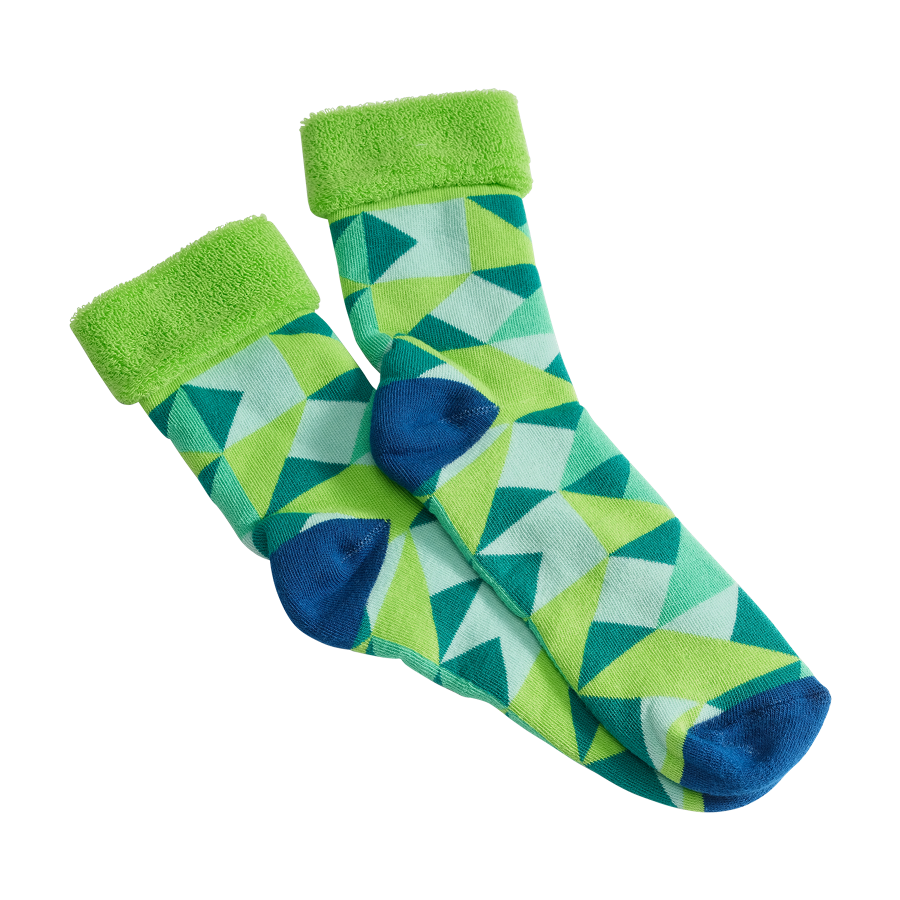 Kuschelsocken mit geometrischem Muster in Grün- und Blautönen mit hellgrünem, flauschigem Bund