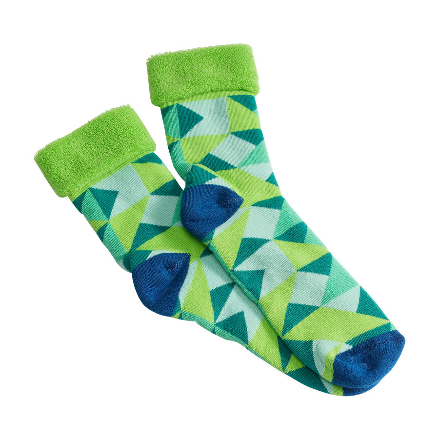Kuschelsocken mit geometrischem Muster in Grün- und Blautönen mit hellgrünem, flauschigem Bund