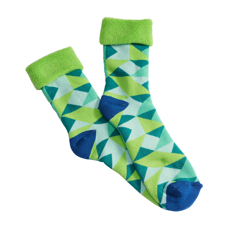 Kuschelsocken mit geometrischem Muster in Grün- und Blautönen mit hellgrünem, flauschigem Bund