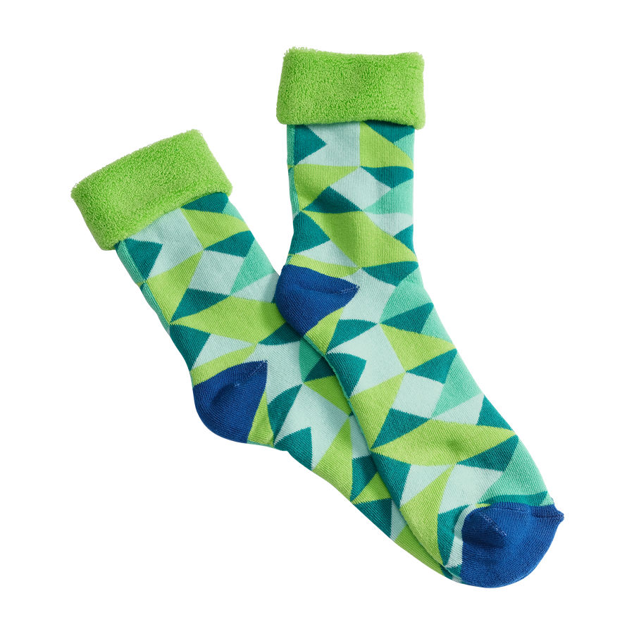 Kuschelsocken mit geometrischem Muster in Grün- und Blautönen mit hellgrünem, flauschigem Bund
