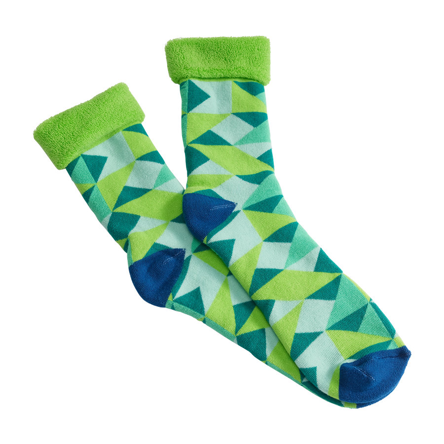 Kuschelsocken mit geometrischem Muster in Grün- und Blautönen mit hellgrünem, flauschigem Bund