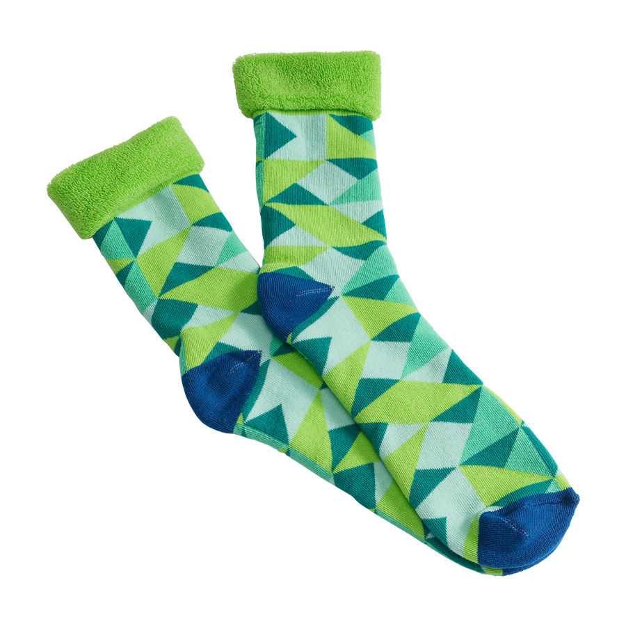 Kuschelsocken mit geometrischem Muster in Grün- und Blautönen mit hellgrünem, flauschigem Bund