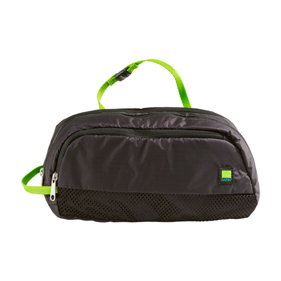 Schwarze Kulturtasche mit neongrüner Schlaufe, drei Reißverschlussfächern und DATEV-Logo