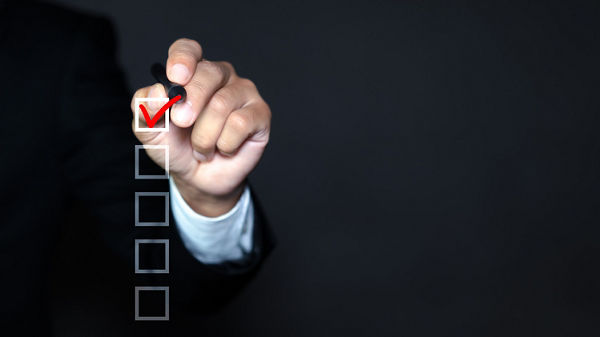 Eine Gruppe Menschen steht um einen Tisch herum und bereitet Speisen zu.