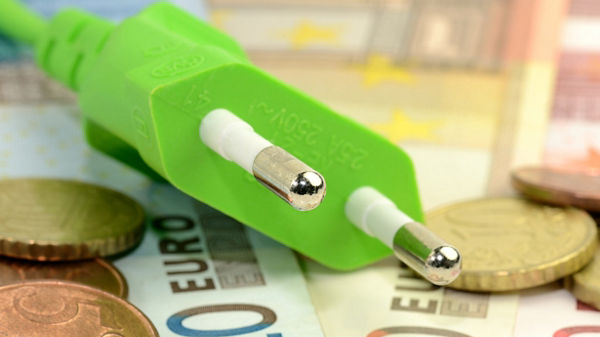 Weinbauer zwischen Reben