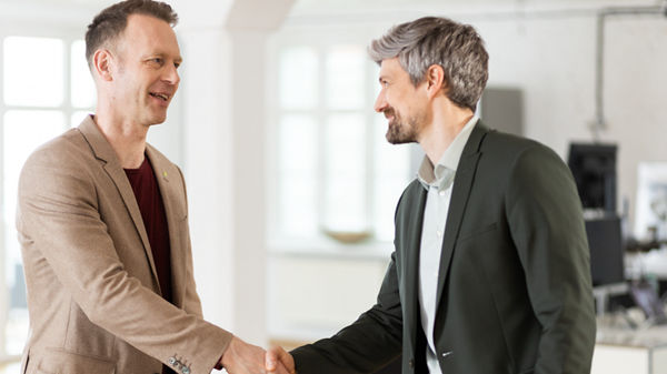 DATEV Experte und Rechtsanwalt begrüßen sich