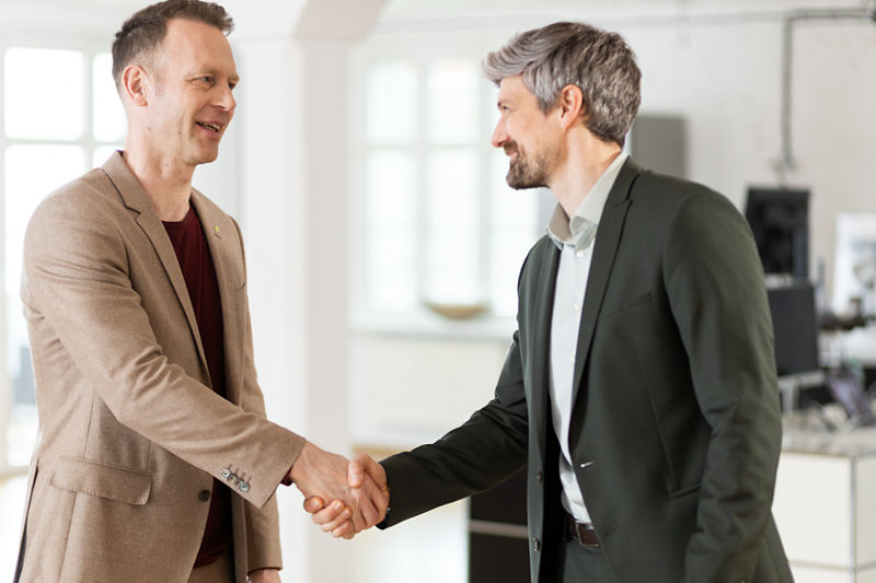 DATEV-Experte und Rechtsanwalt schütteln sich die Hand