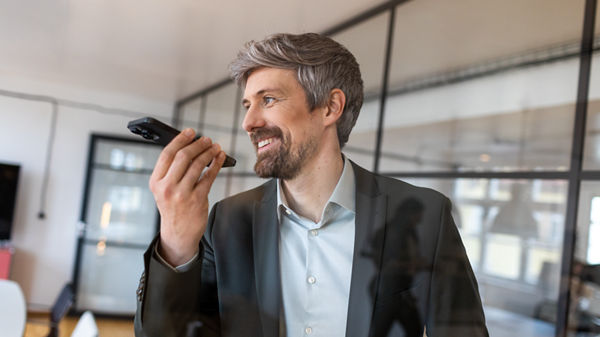 Rechtsanwalt spricht in Smartphone