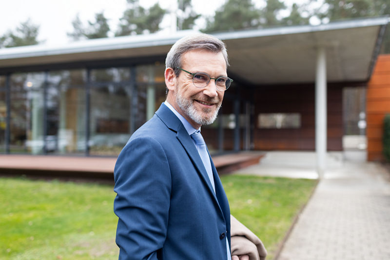 3 Personen sprechen miteinander 