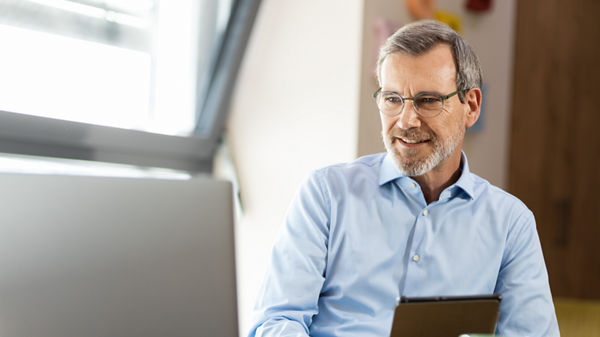 Eine Person schaut in ein Laptop 