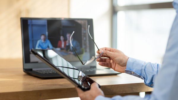 Schmuckbild zeigt einen Dozenten, der etwas erklärt.