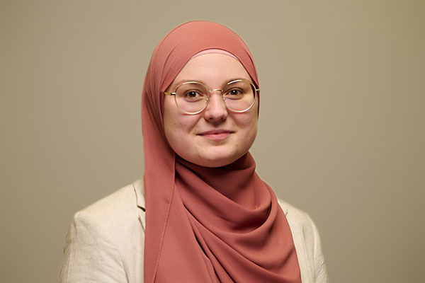 Portraitaufnahme des Teamservice-Ansprechpartners Alma Danovic