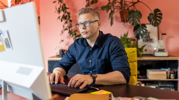 Ein Mann arbeitet an seinem Computer. 