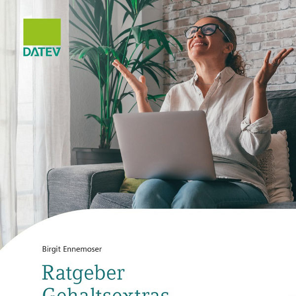 Buchcover mit Titel &#39;Ratgeber Gehaltsextras&#39; von Birgit Ennemoser mit einer Frau, die am Laptop sitzt und glücklich die Hände hochwirft, veröffentlicht von DATEV..