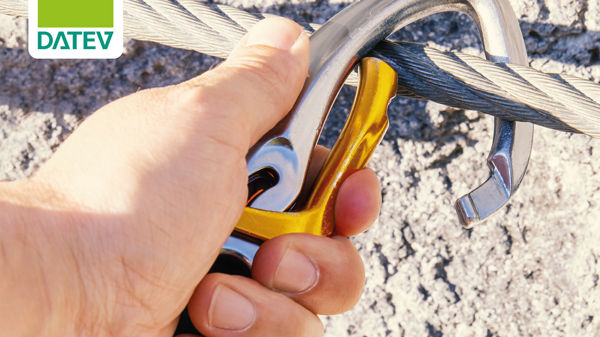 Buchcover mit Titel &#39;Notfallplanung für Unternehmerinnen und Unternehmer&#39; von Dr. Ulrich Möhrle, zeigt Hand, die Karabinerhaken an Kletterseil vor Felswand sichert, veröffentlicht von DATEV.