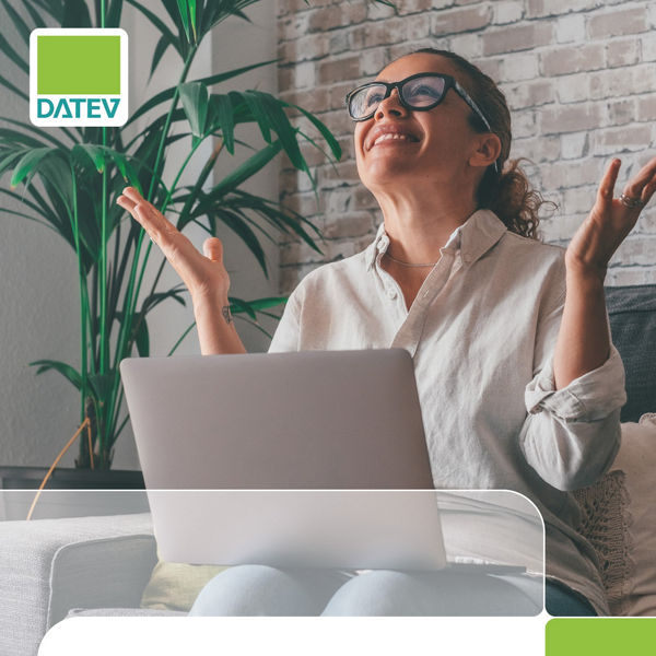 Buchcover mit Titel &#39;Ratgeber Gehaltsextras&#39; von Birgit Ennemoser und Judith Dwenger, zeigt eine Frau, die am Laptop sitzt und glücklich die Hände hochwirft, veröffentlicht von DATEV.