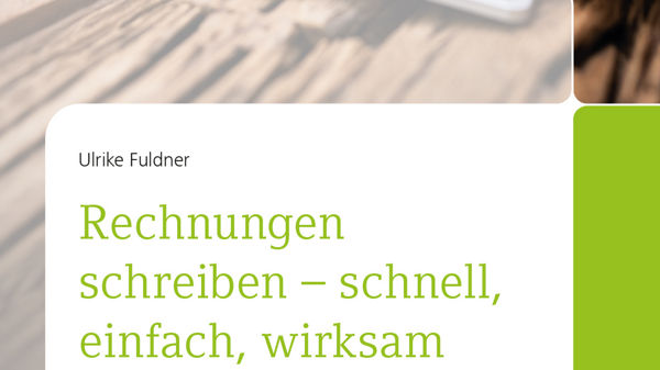 Buchcover mit Titel &#39;Rechnungen schreiben – schnell, einfach, wirksam&#39; von Ulrike Fuldner, zeigt tippende Hand auf Tastatur, veröffentlicht von DATEV.