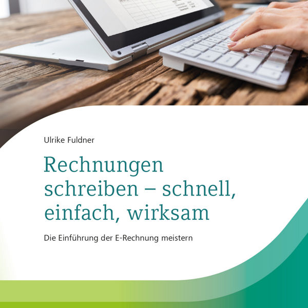Buchcover mit Titel &#39;Rechnungen schreiben – schnell, einfach, wirksam&#39; von Ulrike Fuldner, zeigt tippende Hand auf Tastatur, veröffentlicht von DATEV.