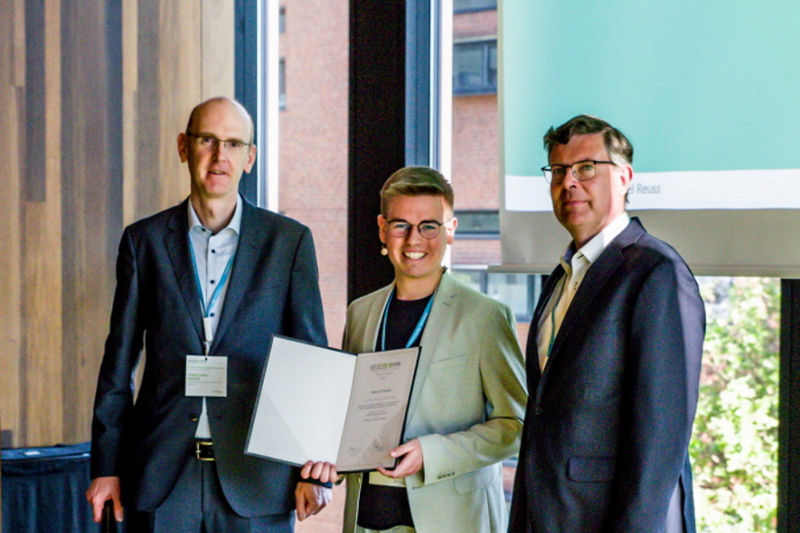 Workshopsituation mit mehreren Mitarbeitern an einem Tisch