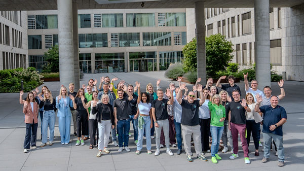 Schmuckbild zeigt viele der DATEV-Botschafterinnen und DATEV-Botschafter.