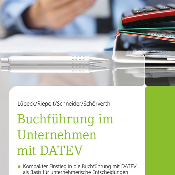 Buchcover mit Titel &#39;Buchführung im Unternehmen mit DATEV&#39; von Lübeck, Riepold, Schneider, Schörverth, 8. Auflage, , zeigt Hände die ein Tablet bedienen und Ordner mit einem Stift im Vordergrund, veröffentlicht von DATEV.