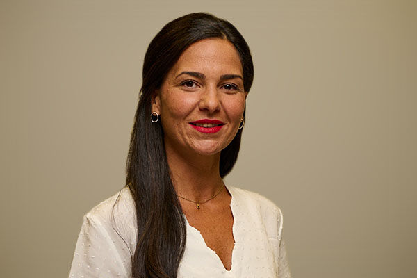 Portraitaufnahme des Teamservice-Ansprechpartners Carmelina Singh