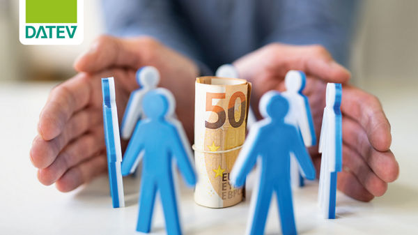 Buchcover mit Titel &#39;Crowd-Finanzierung aus Unternehmenssicht&#39; von Reinhard Schinkel, zeigt Hände, die blaue Figuren und eine 50-Euro-Note schützen, veröffentlicht von DATEV.