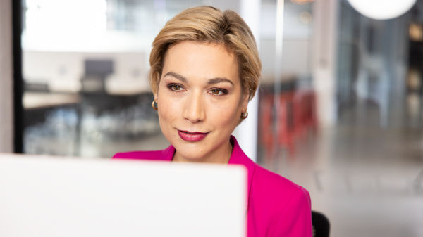 Frau vor dem Monitor im Büro