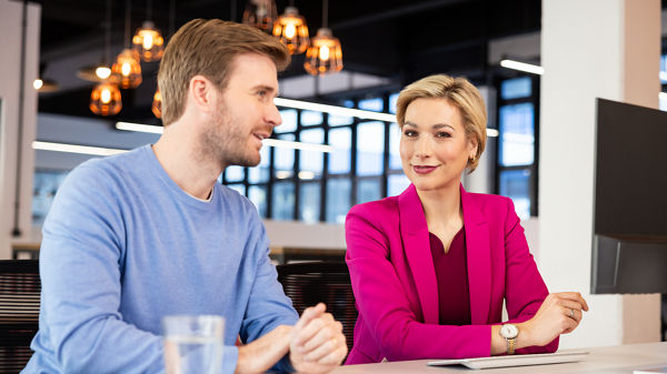 Mann und Frau im Gespräch