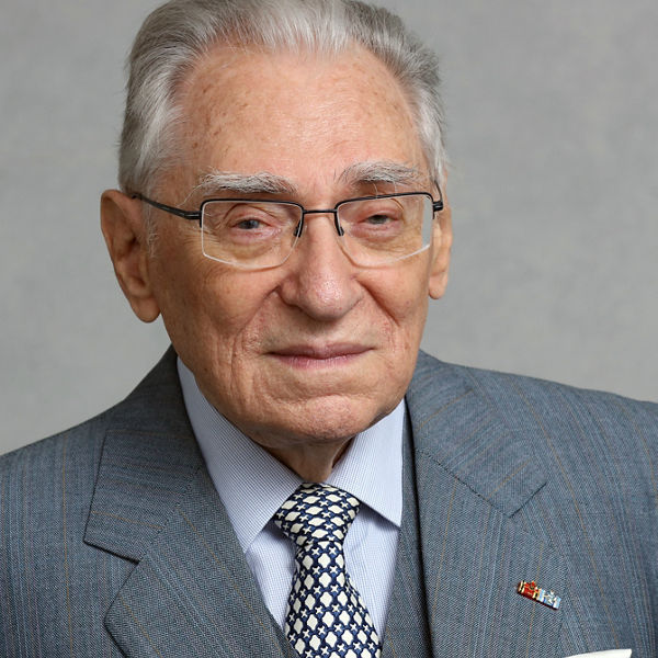 Portrait von Dr. h.c. Heinz Sebiger, Gründervater der DATEV eG, er trägt einen grauen Anzug mit weißem Hemd und gemusterter Krawatte.