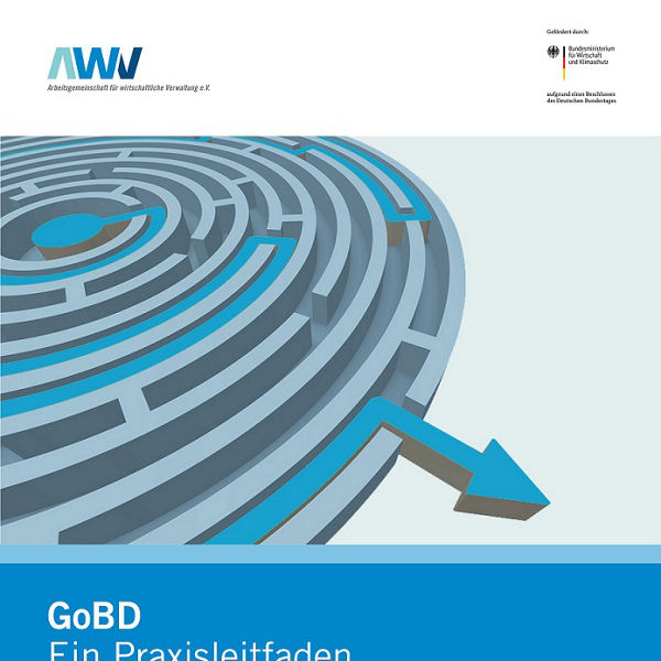 Cover des Leitfadens ‚GoBD – Ein Praxisleitfaden für Unternehmen‘, Version 2.2 (Stand Dezember 2023). Oben: Labyrinthgrafik mit Pfeil, unten: Titel in weiß auf blauem Hintergrund mit Logos von AWV und BMWK.