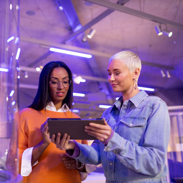 Eine Frau und ein Mann unterhalten sich