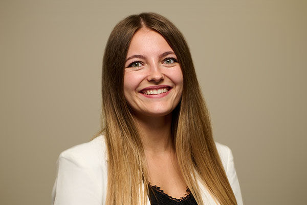 Portraitaufnahme des Teamservice-Ansprechpartners Madleen Jaworski