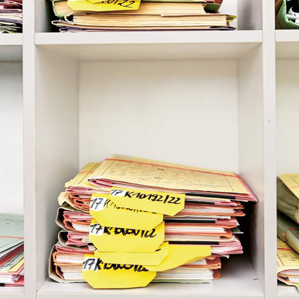 Aktenstapel im Regal