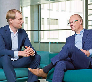 Dr. Timm Bönke (links) und Prof. Dr. Robert Mayr im Gespräch