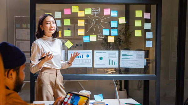 Frau vor Tafel mit Post-Its