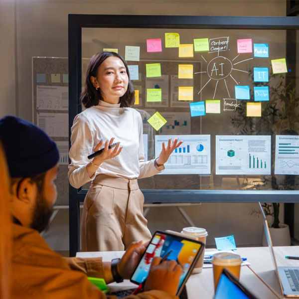 Frau vor Tafel mit Post-Its