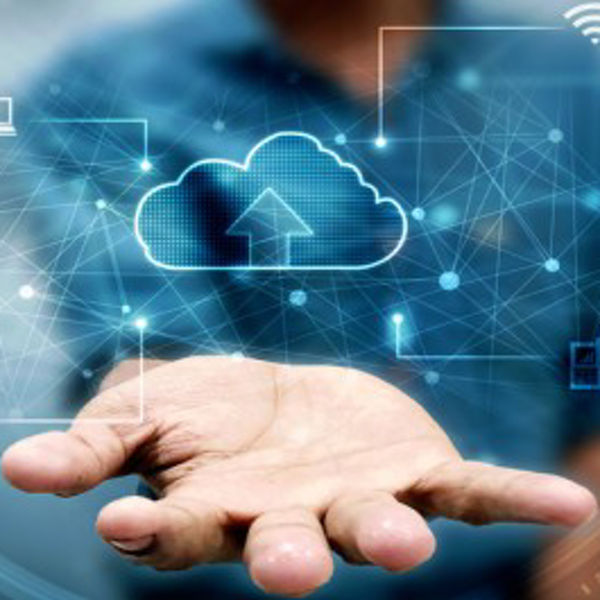 In der Mitte des Bildes sieht man eine geöffnete Handfläche, die dem Betrachter entgegengestreckt ist. Über der Hand schwebt eine leuchtende Wolke – ein Symbol für die digitale Cloud.