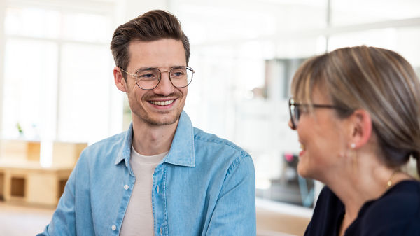 Mann und Frau sprechen miteinander.