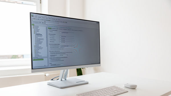 Monitor mit einer offenen DATEV-Anwendung.