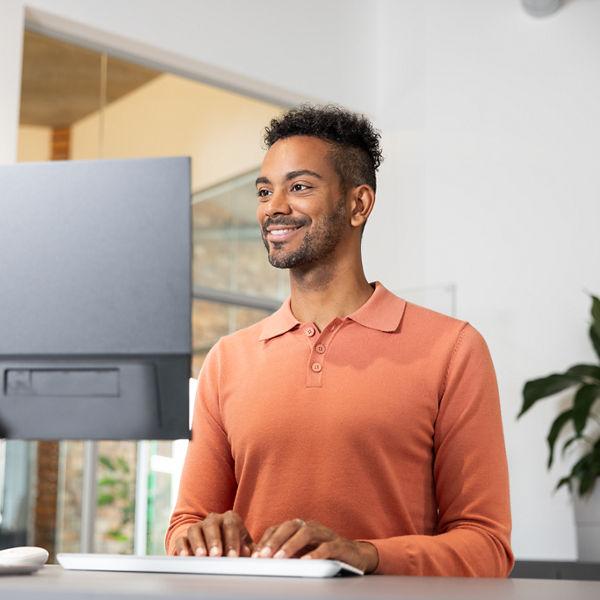 Eine Person sitzt vor einem PC